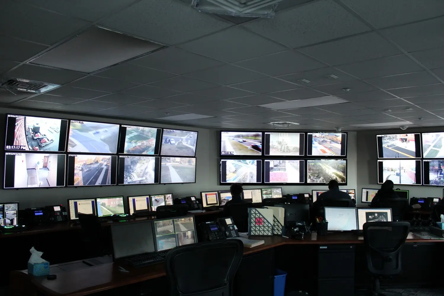 Centro de control con monitores de videovigilancia mostrando múltiples cámaras